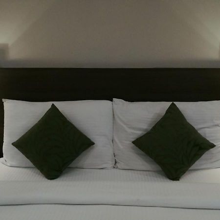 Hide Away Suites Noida Exterior photo