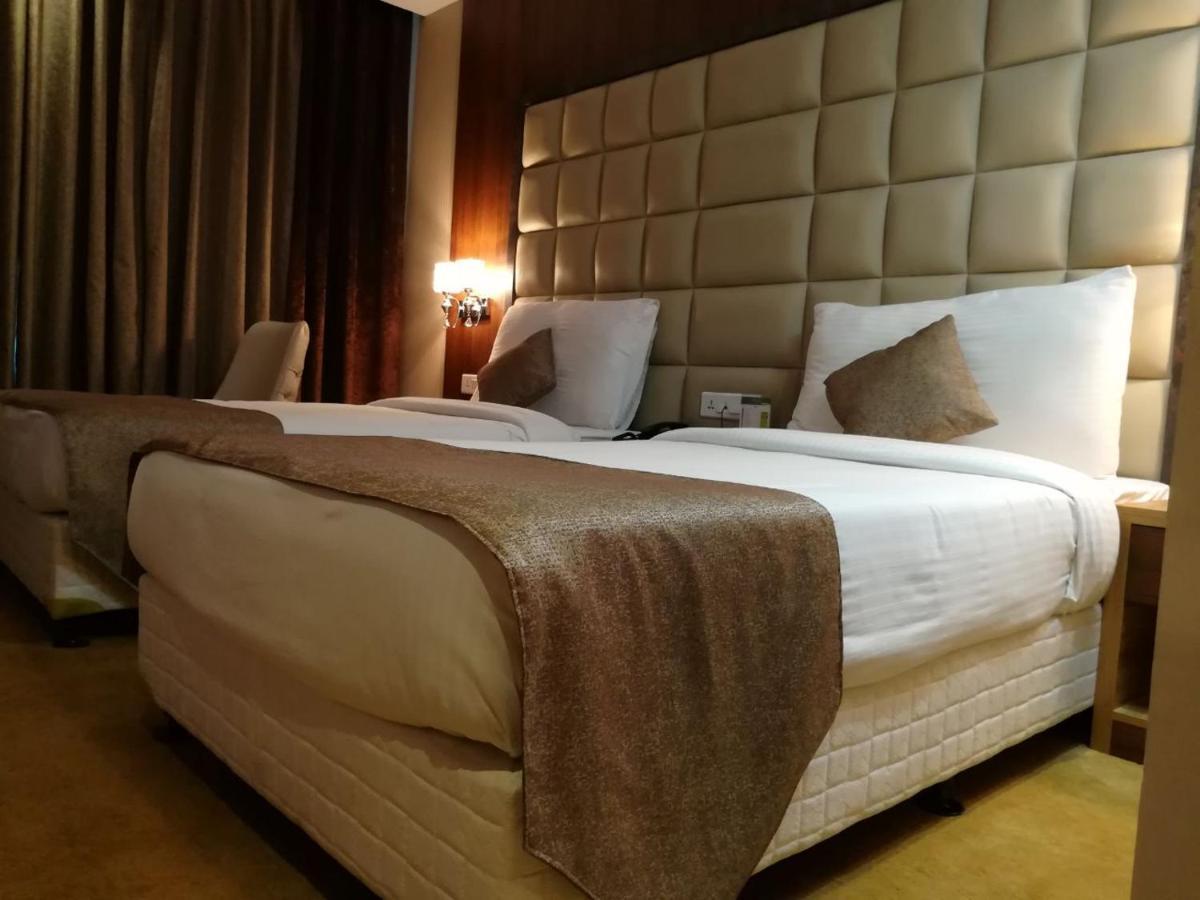 Hide Away Suites Noida Exterior photo