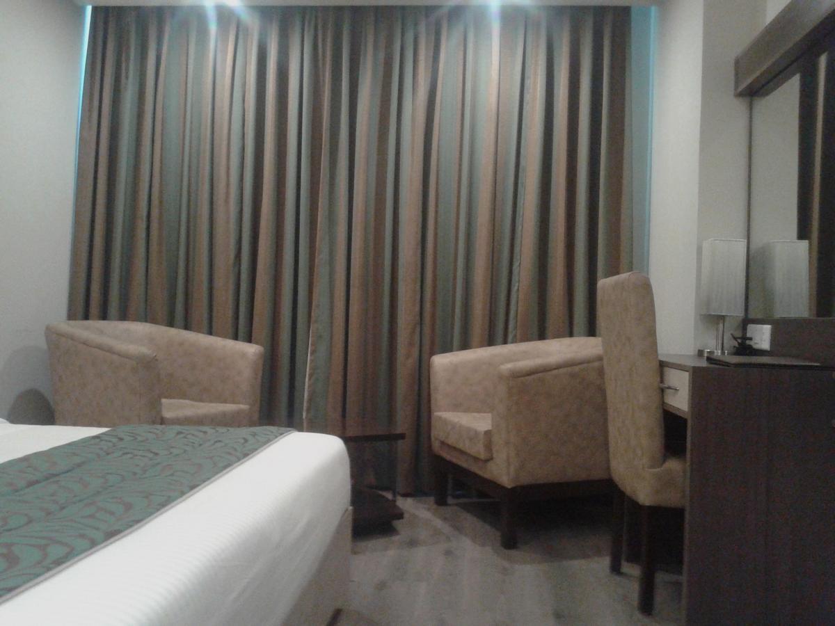 Hide Away Suites Noida Exterior photo