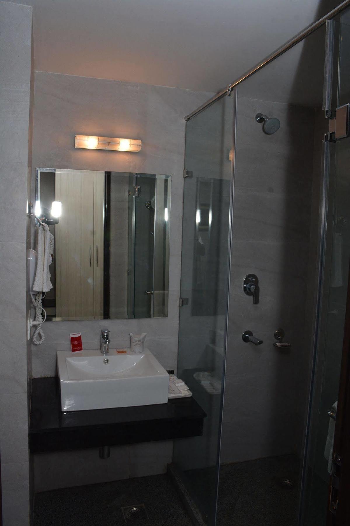 Hide Away Suites Noida Exterior photo