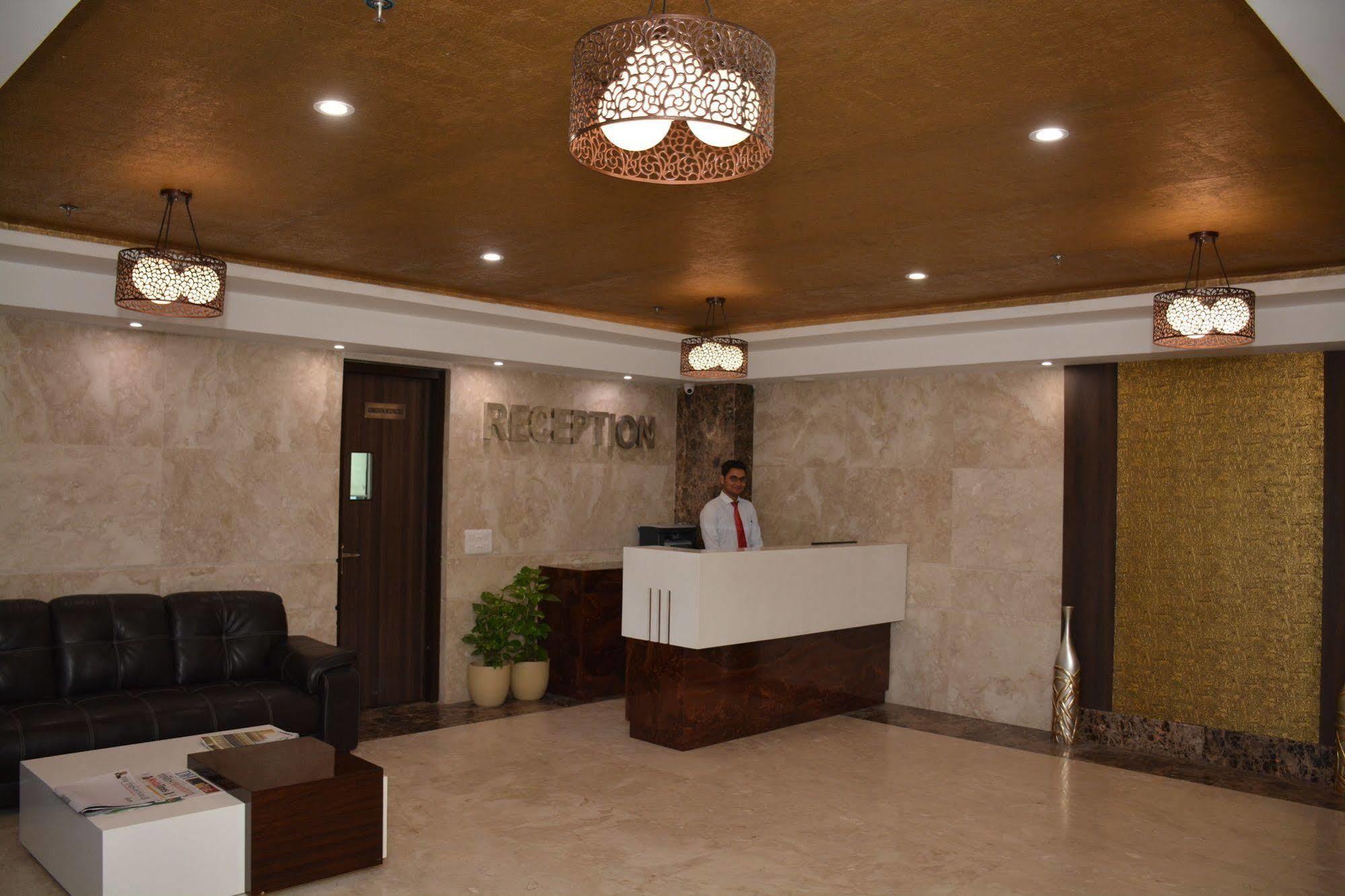 Hide Away Suites Noida Exterior photo