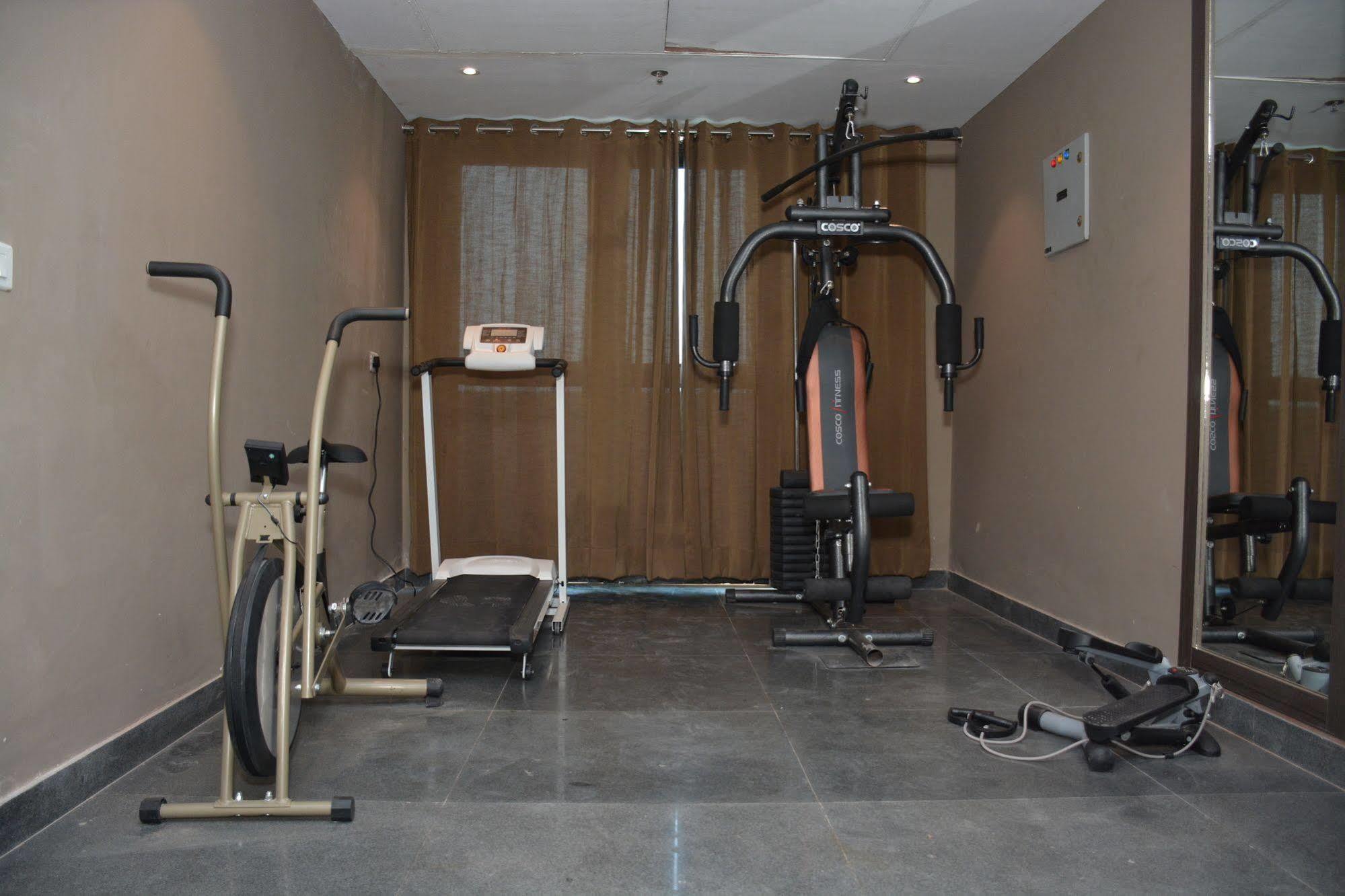 Hide Away Suites Noida Exterior photo