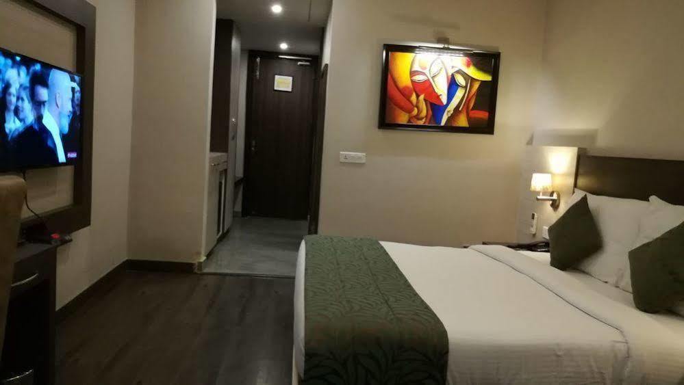 Hide Away Suites Noida Exterior photo
